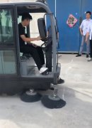 揚(yáng)子全封閉掃地車，客戶上門試機(jī)中！