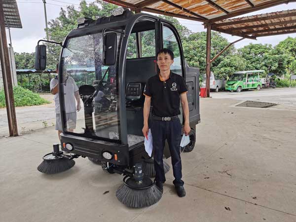 地面落葉交給揚子電動掃地車